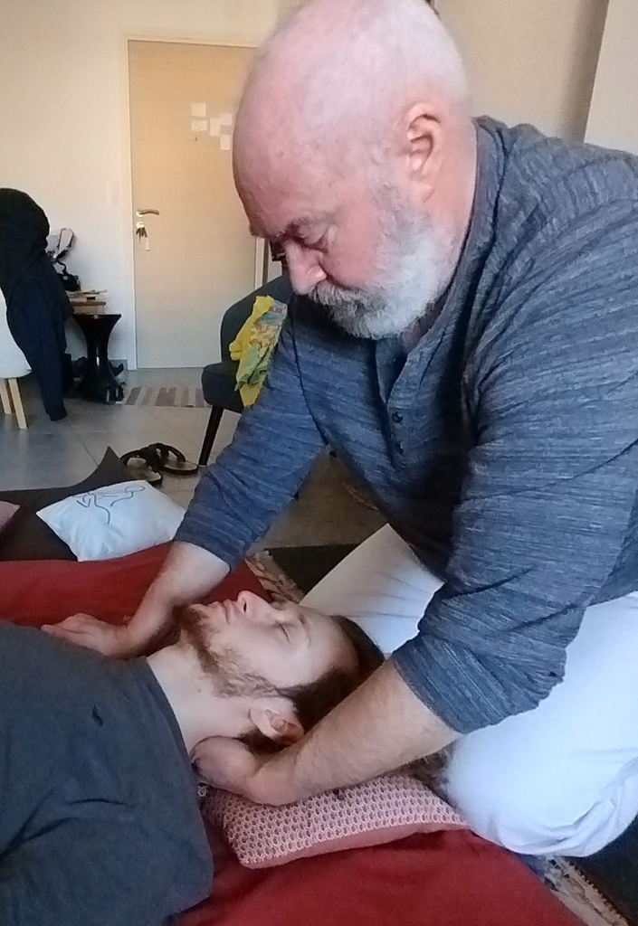 shiatsu sur futon-travail nuque.webp