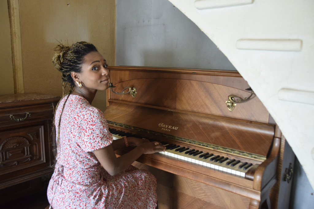 Initiation à un instrument de musique (piano et/ou chant)